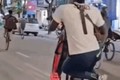 Clip: Phản cảm đoàn người nước ngoài đi xe đạp “ngổ ngáo” trên phố