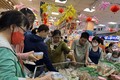 Chợ họp xuyên đêm, khách 'tràn' vào siêu thị từ mờ sáng 28 Tết 