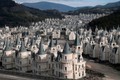 Bên trong “thị trấn ma” với hơn 500 biệt thự bị bỏ hoang 