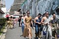 Bangkok bùng nổ du lịch nhờ cơn sốt khách nam mặc váy truyền thống