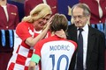 Tổng thống Croatia được khen 'đẳng cấp' khi lau nước mắt cho Luka Modric