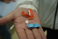 Lâm Đồng: 30 học sinh nhập viện do ăn kẹo lạ trước cổng trường