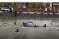 Ôtô chìm dần dưới sông, người dân lao xuống cứu