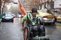 Kỳ lạ người đàn ông ngồi xe lăn phượt dọc Trung Quốc