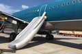 Khách tự mở cửa thoát hiểm, Vietnam Airlines “đi tong” 20.000 USD