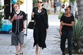 Angelina Jolie rạng rỡ, vui vẻ đi mua sắm cùng con giữa ồn ào ly hôn