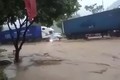 Video: Tài xế dũng cảm dùng xe container cứu xế hộp khỏi bị lũ cuốn trôi