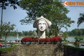 Bí mật của bức tượng cô gái VN bên bờ sông Hương