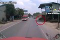Video: Phóng xe tốc độ cao, "hôn" đuôi xe tải, thanh niên gặp kết buồn
