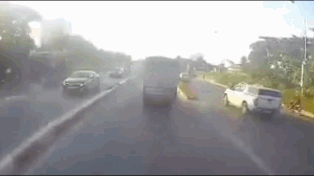 Video: Cố tình chạy ngược chiều, thanh niên bị xe tải tông kinh hoàng 