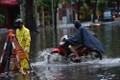 Mưa xối xả ở Hà Nội, nhiều tuyến phố ngập úng