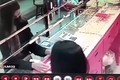 Video: Nam thanh niên giả gái vào cửa hàng mua đồ trang sức