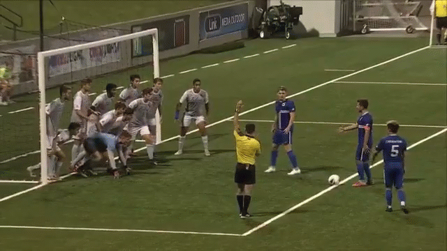 Video: Dàn hàng trước cầu môn, 11 cầu thủ vẫn không cản nổi bàn thắng 