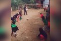 Video: Cú sút bóng 'đầu voi đuôi chuột' khiến mọi người cười ngất