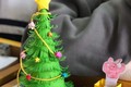 Không khí Giáng sinh ùa vào lớp học: Gen Z “bắt trend” làm cây thông 