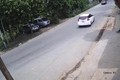 Video: Drift tại khúc cua, ô tô gây tai nạn rồi bỏ chạy mất hút