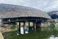 Ngắm cây cầu gỗ mái lợp lá 700 tuổi độc đáo nhất Việt Nam