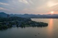 Vẻ đẹp diệu kỳ của hồ nước nổi tiếng nhất Trung Quốc 