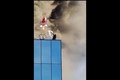 Clip: Giải cứu nam công nhân khỏi tòa nhà đang bốc cháy ngùn ngụt