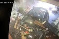 Video: BMW lao vào nhà hàng, nhân viên lễ tân thoát chết trong gang tấc