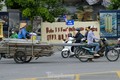 Xe tự chế 'cõng' hàng cồng kềnh tung hoành trên đường phố Hà Nội