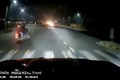 Tài xế ô tô đánh lái khẩn cấp, tránh xe máy cắt mặt sang đường