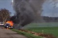 Clip: Hút thuốc, tài xế khiến xe chở pháo hoa bốc cháy ngùn ngụt