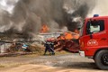Cháy lớn tại  xưởng sản xuất nệm tại Bình Dương, cột khói bốc cao  