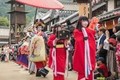 Nghi lễ rước dâu lạ lùng ở Nhật Bản khiến cô dâu 'toát mồ hôi'