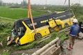 Xe khách “phơi bụng” bên đường, 10 người may mắn thoát nạn