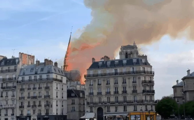 Video: Nhà thờ Đức bà Paris cháy trơ khung, Tổng thống Pháp 'thề' xây lại lập tức