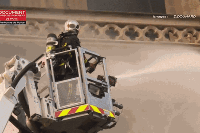 Video: Cận cảnh lính cứu hỏa vật lộn cứu Nhà thờ Đức Bà Paris
