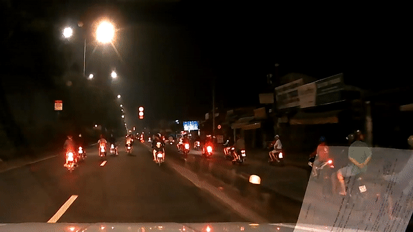 Video: Nhóm thanh niên chạy xe máy dàn hàng ngang ở TP.HCM