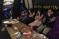 Hàng chục cô gái cùng bạn bè mở tiệc ma túy trong quán karaoke