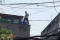 Thanh niên phê ma tuý xịt hơi cay vào cảnh sát rồi leo lên mái nhà