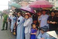 Ninh Bình mưa lớn, người dân vẫn đứng đợi linh cữu Chủ tịch nước 