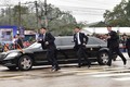 Dàn cận vệ Triều Tiên chạy bộ theo xe Chủ tịch Kim Jong-un