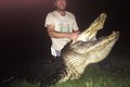 Chàng trai dùng mưu hạ gục cá sấu khổng lồ