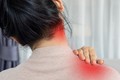 Vì sao nhiều người trẻ mắc chứng đau cổ vai gáy?