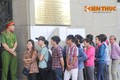 Người dân Sài Gòn xếp hàng mua tiền 100 đồng lưu niệm