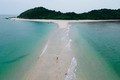 Con đường đi bộ giữa biển độc đáo ở Hòn Cá Chép