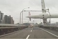 Thấy gì từ clip vụ máy bay Đài Loan rơi?