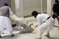 IS dùng xe quân sự “cày nát” di tích cổ