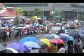Biển người Singapore đội mưa nghẹn ngào tiễn đưa ông Lý Quang Diệu