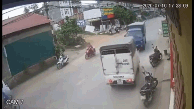 Video: Chạy lấn làn, xe tải đâm xế khác lùi xa hàng chục mét