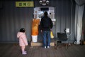 Hàn Quốc: Số ca mắc mới COVID-19 và số ca tử vong lập kỷ lục