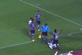 Video: Ăn vạ vụng về trước mặt trọng tài, thủ môn nhận ngay kết đắng