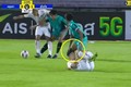 Video: Cầu thủ túm tóc, đạp thẳng vào đầu đối thủ sau va chạm