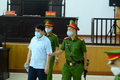 Ông Nguyễn Đức Chung nộp bệnh án và 85 bằng khen, giấy khen đến tòa án