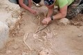 Tìm thấy bộ xương 'Đứa trẻ ma cà rồng' 400 tuổi bị khóa chân